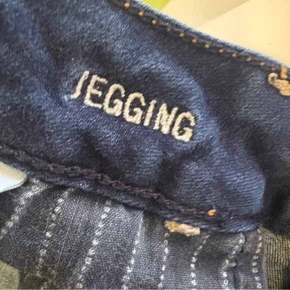 💙American Eagle Blue Jeggings with Distressed Details - Picture 6 of 7
